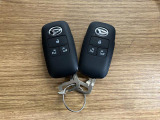 【スマートキー】 スマートキーを携帯していれば、ドアハンドルのボタンを押してロックの解除ができ、パワースライドドアもワンタッチで開閉できます。