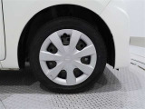 タイヤサイズは(155/65R14)でキャップ付きスチールホイールです。