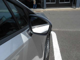 後方から車などが接近するとランプが光って知らせてくれます。車線変更の時に安心ですね。