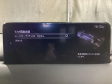 カメラが車線を認識してはみ出しそうになるとステアリングアシストが介入するレーン・キープ・アシストシステムを装備しております。お好みで作動・非作動の設定も可能です。