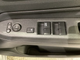 ハンドルの右側に電動格納付きパワーミラーの操作スイッチがついています。左右のサイドミラーの角度調節も微調整ができて便利です。パワーウインドウは運転席でドア4枚とも上下の操作ができるようになっています。