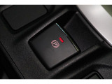 電動パーキングブレーキを採用。指で軽く引き上げればパーキングブレーキが掛かり、押すと解除ができます。