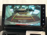 【バックモニター】 駐車時に車両後方の様子を見ることができるので、運転の不安を軽くします。