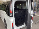 テールゲートは人が乗り降りする時のヨコ開きと、荷物を載せる時は通常のタテ開きの、2通りの開閉ができる、わくわくゲートです。
