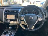 使いやすく安全な操作性と良好な視界を実現した運転席!