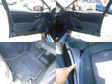内装カラーはブラックです!!ご納車後に無いと困る『フロアマット』もしっかり装備!!内装で気になる箇所は運転席右淵の軽微なシワ!!ご遠方にお住まい等で現車確認出来ない方は要チェックです!!!