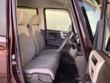 フロントシートはベンチシートです。ベンチシ―トは運転席と助手席の移動もスムーズ。狭い駐車場での乗り降りに便利です。