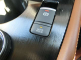 電動パーキングブレーキは、従来の足踏み式に比べ、しっかりと車をホールドしてくれるので安心です。女性の方には特に安心いただける装備です