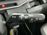 【オートライト】車のセンサーが周囲の明るさを感知し、自動でヘッドライトを点灯・消灯する機能です。この機能は夕暮れ時の交通事故が多い時間帯の安全性を高めてくれます。