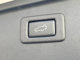 【パワーバックドア】スマートキーや運転席のボタンを押すだけでリアゲートが自動で開閉します!荷物を持っている時や、高い位置にあるバックドアを閉める際に便利な機能です♪