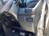 燃費を良くするECON、横滑りを防止するVSA等のスイッチは運転席の右側、手の届きやすい位置にあります。