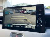 バックモニター装備。画面にて後方の確認が行えるので、バック駐車や車庫入れの際には重宝します。車の運転に慣れない方でも安心のガイドライン表示機能付。