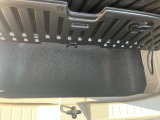 トランク下部に普段使わないものや洗車道具を今っておけるアンダーボックス