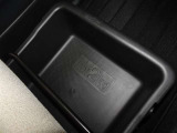 便利な収納ポケット、小物入れを各所に配置しています。