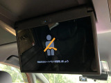 【14型有機ELフリップダウン】三列目からでも迫力のエンタメが観れる大画面フリップダウン。有機ELのモニターでは、一般的なフリップダウンよりも高コントラストでキレイな映像を楽しめます。