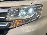 【LEDヘッドライト】悪天候や夜間走行時も良好な視界を確保し安心して運転できる高輝度LEDヘッドライトを装備!点灯速度が早く、消費電力も抑えられています。