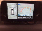 車を上から見たような視点のパノラミックビューモニター。後方の死角だけでなく左右や前方の障害物の発見もしやすくなります!