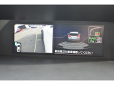 様々な情報を映し出すマルチファンクションディスプレイ。シフトレバーをリバースにすると連動してバックカメラ映像&バックセンサーに切り替わります。