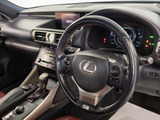 ★使いやすさや安全性を追求したステアリング周り!高級車ゆえにスイッチ類が多いのも特徴ですね!考え尽くされた配置ですぐに使いこなす事が出来ますのでご安心下さい!是非、体感してみて下さい!!