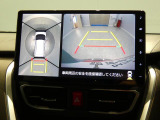 【パノラマモニター】車両の周囲を映像で確認できる便利な機能です。死角になりやすい場所も把握でき、駐車時の不安を和らげます。