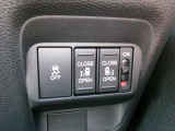 両側電動スライドドアです。運転席やキーレスから開閉が出来てとても重宝します。
