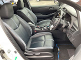 運転席まわりです。実際に座ってみて、乗り心地を体験してみてください,視界も良好です