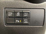 運転席脇のクラスタースイッチ部分にはカメラ切り替えスイッチ、パーキングセンサー、その他走行系スイッチを集中配置しております。