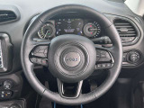 操作性の良いハンドルで運転中のストレスも軽減されます。