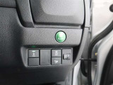 〈VSC〉は、車両の横滑りをセンサーが検知すると、4輪それぞれのブレーキの力とエンジンの出力を自動的に制御し、車両の安定性を確保します!