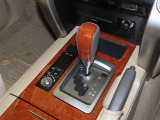 誤操作の少ないゲート式シフトレバーを装備しております。