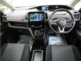 運転にかかわる様々な操作を安全に行えるように視点移動が少なく、操作性に配慮されたスイッチ類が凝縮されたコクピットです。