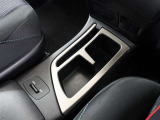 運転席と助手席の間にドリンクホルダーが付いています!