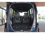 27インチ自転車もラクに積載。後席下に燃料タンクがない独自設計ならではの低い床と高い天井により、自転車を積む時も高く持ち上げる必要はありません。