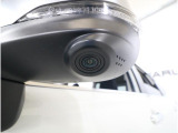 助手席側で見えにくい左前方の映像を、車内のマルチファンクションディスプレイに映し出します。前方への駐車や左寄せ、狭い道でのすれ違いなど、さまざまなシーンで安心して運転できる便利な機能です。