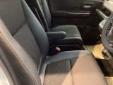 アームレストは、運転中の腕をしっかりと支えることで、疲労を大きく軽減してくれます。