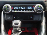 左右独立温度コントロールフルオートエアコンです。運転席、助手席それぞれで独立して温度設定ができます。冷え性の方が乗っても安心ですね♪
