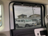 後席には日差しをカットしてくれるロールサンシェードを装備♪