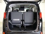 3列目シートは跳ね上げ式で折りたたみ可能です。キャンプ用品など大きな荷物もばっちり収納可能です!