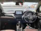 ブラックを基調とした高級感あふれるスタイリッシュなインテリア。車速など情報を表示する【ヘッドアップディスプレイ】を搭載。