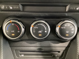空調スイッチ類は最近流行のタッチパネル式ではなく、運転中でも直感的に操作できるダイヤル式を採用しております。