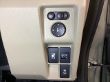 VSA装備車です。VSAはドライバーの操作と車の動きを見守っています。もし車の挙動が乱れたとき、4輪別々にブレーキをかけたり、エンジンパワーをしぼることによって車を安定させます。