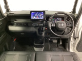 車内は光触媒抗菌消臭施工済です。インパネ周りはスタイリッシュなデザインで機能や装備も充実しています。グローブボックスやカップホルダーのほかにトレーなどたくさんの収納スペースが付いています。