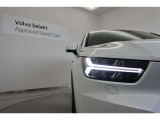 ひときわ印象的なT字型のLEDヘッドライトはステアリング操作と連動しており、またアクティブハイビーム機能も備えています。