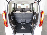 重い荷物もスロープと電動ウインチで楽に積載。車いす以外の荷物もウインチでしっかり固定できるので安心です♪