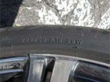 タイヤサイズは、225/50R18です。