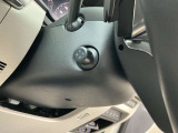 運転席ステアリングポスト左側には、電動チルト/テスコピックの操作スティックがございます。ドライバーに合わせて、無段階で細かく設定可能です。