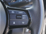 【アダプティブクルーズコントロール】ステアリングのスイッチを操作するとミリ波レーダーで先行車との距離を測定。設定を適切に保ちながら加速・減速、さらに停止まで自動に追従します。