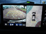 マルチビューカメラで車の周囲を映像で確認できます。駐車場や見通しの悪い交差点などナビ画面に映し出します。