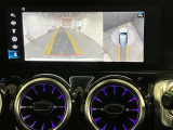 【全方位型モニター】クルマを上空から見下ろしているかのように、直感的に周囲の状況を把握できる全方位型モニター。狭い場所での駐車でも周囲が映像で確認できます。