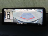 【360&deg;ビュー・モニター】前後左右4つのカメラ映像をさまざまな走行状況に応じて切り替えてセンターディスプレイに表示することで、駐車時や狭い道でのすれ違い時、見通しの悪い交差点進入時でも安心感を高めます。